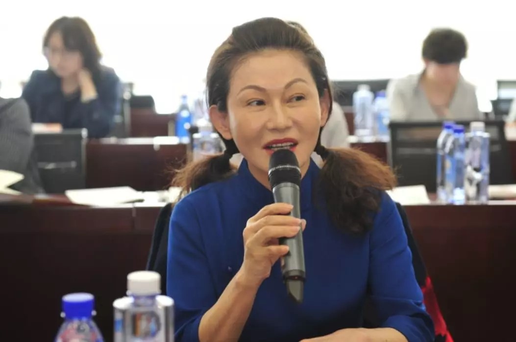 女人在喝饮料

中度可信度描述已自动生成