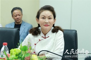 小孩在微笑
低可信度描述已自动生成