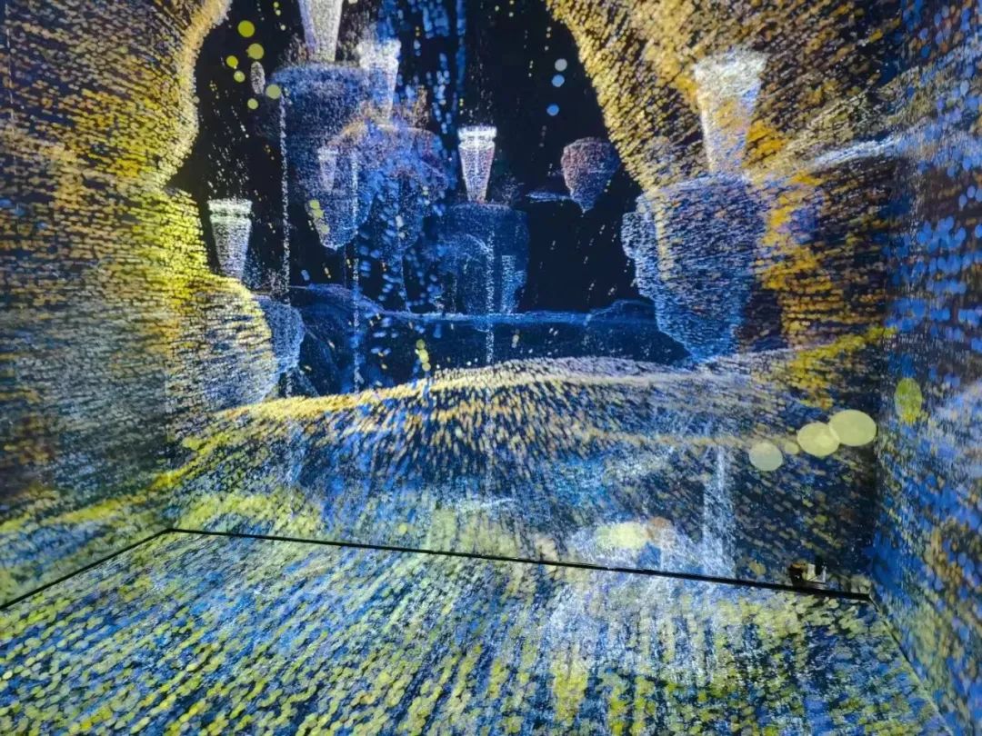 图片包含 草, 蓝色, 男人, 绘画

描述已自动生成