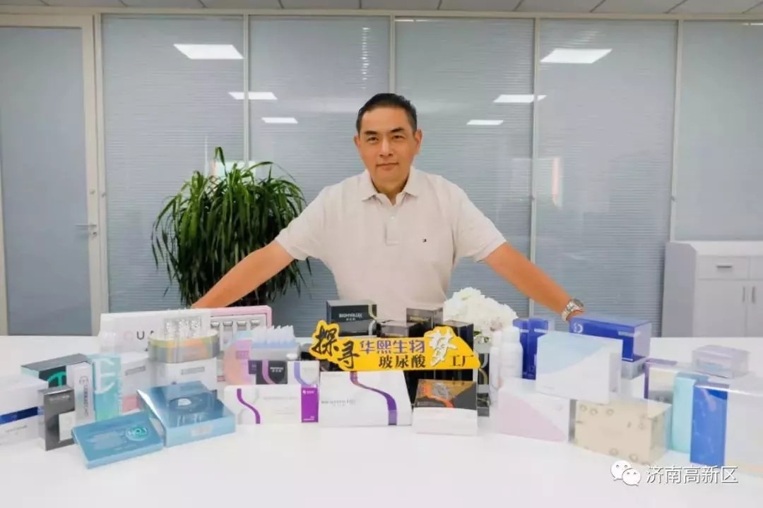 柜台前的人
低可信度描述已自动生成