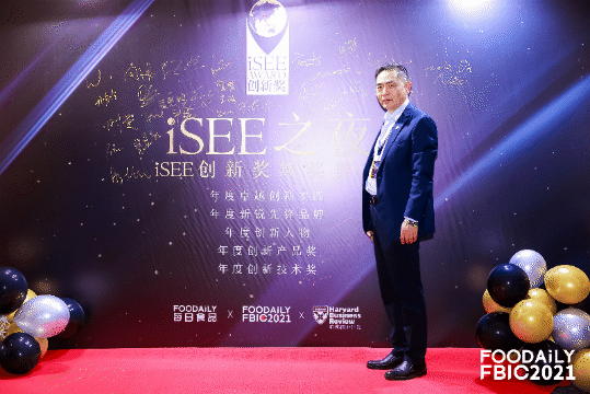 男人站在舞台上

低可信度描述已自动生成