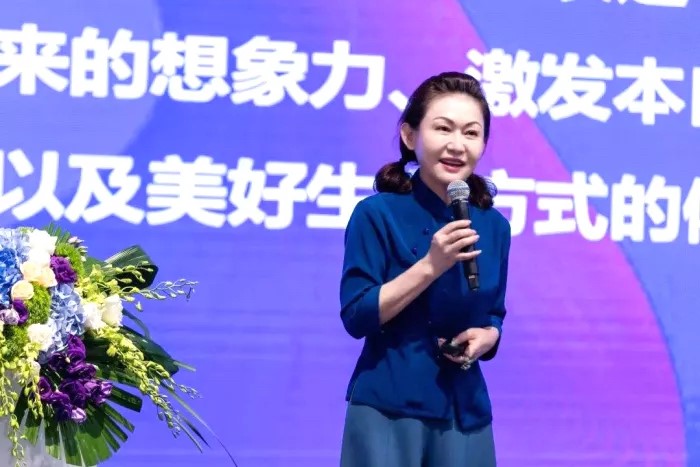 穿着蓝色衣服的人在舞台上唱歌

中度可信度描述已自动生成