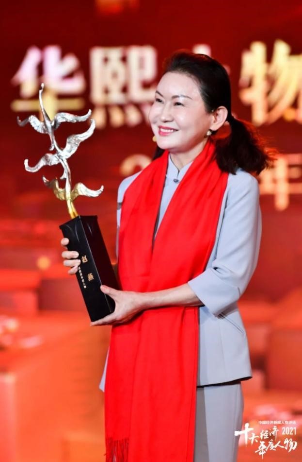 图片包含 人, 女人, 男人, 站

描述已自动生成