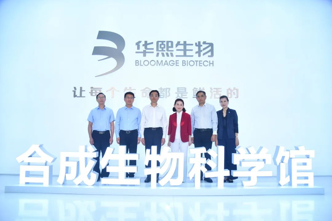 人的照片上写着字

中度可信度描述已自动生成