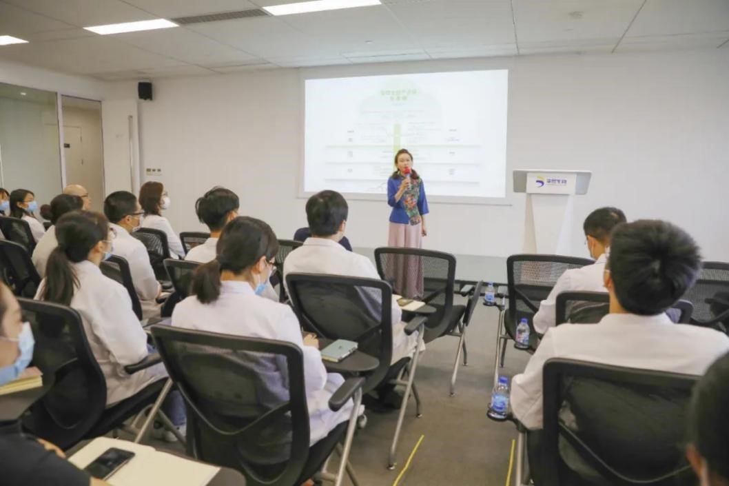 会议室里的人们

描述已自动生成
