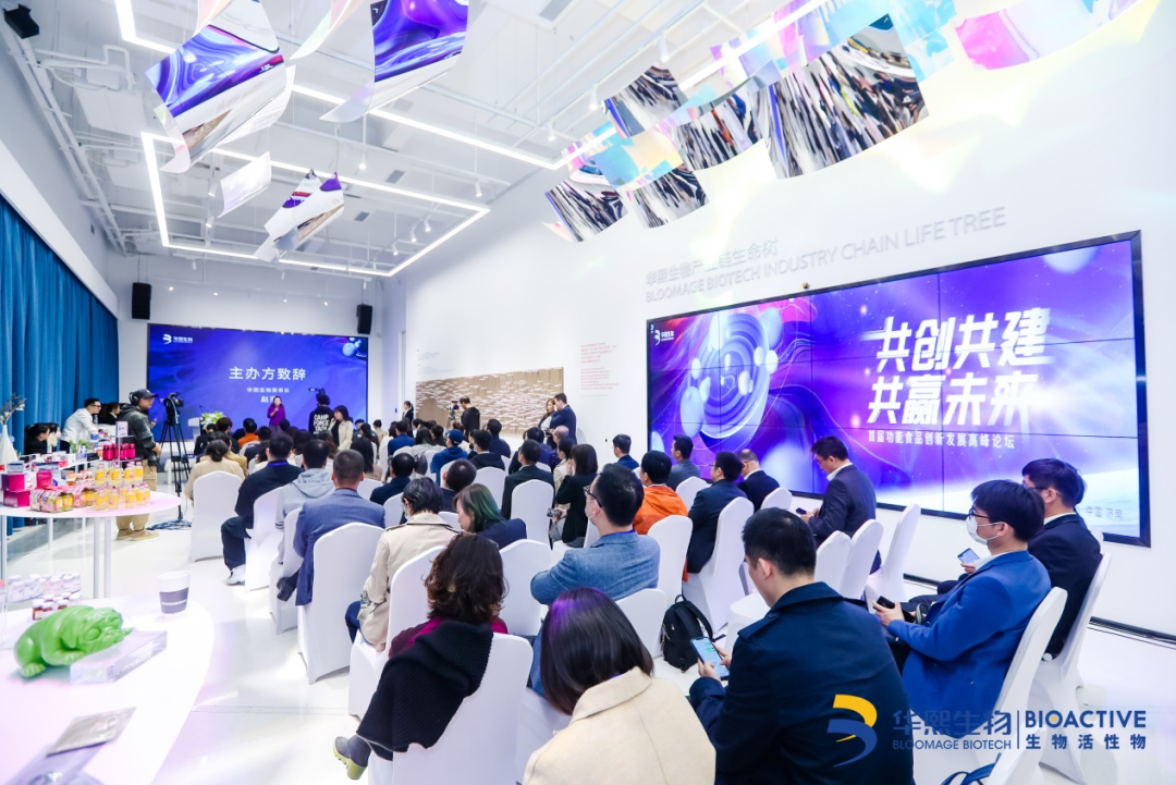 许多人在房间里

描述已自动生成