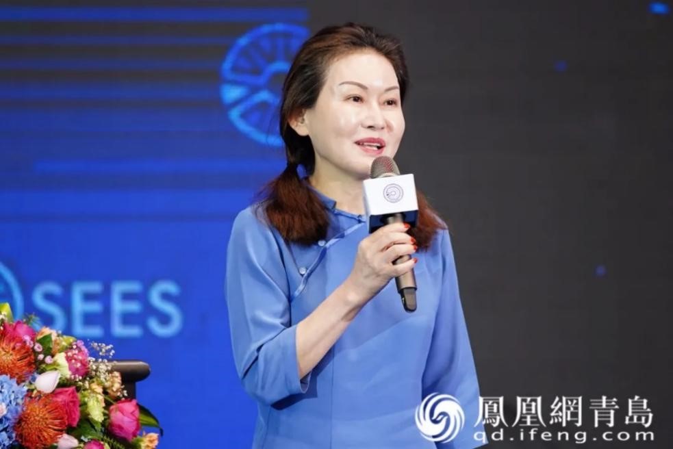 穿着蓝色衣服的人在球场上打电话

中度可信度描述已自动生成