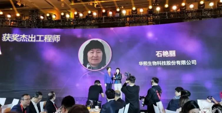 舞台上有人在表演台下有许多观众

描述已自动生成