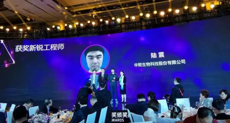 人在舞台上表演的几个人

中度可信度描述已自动生成